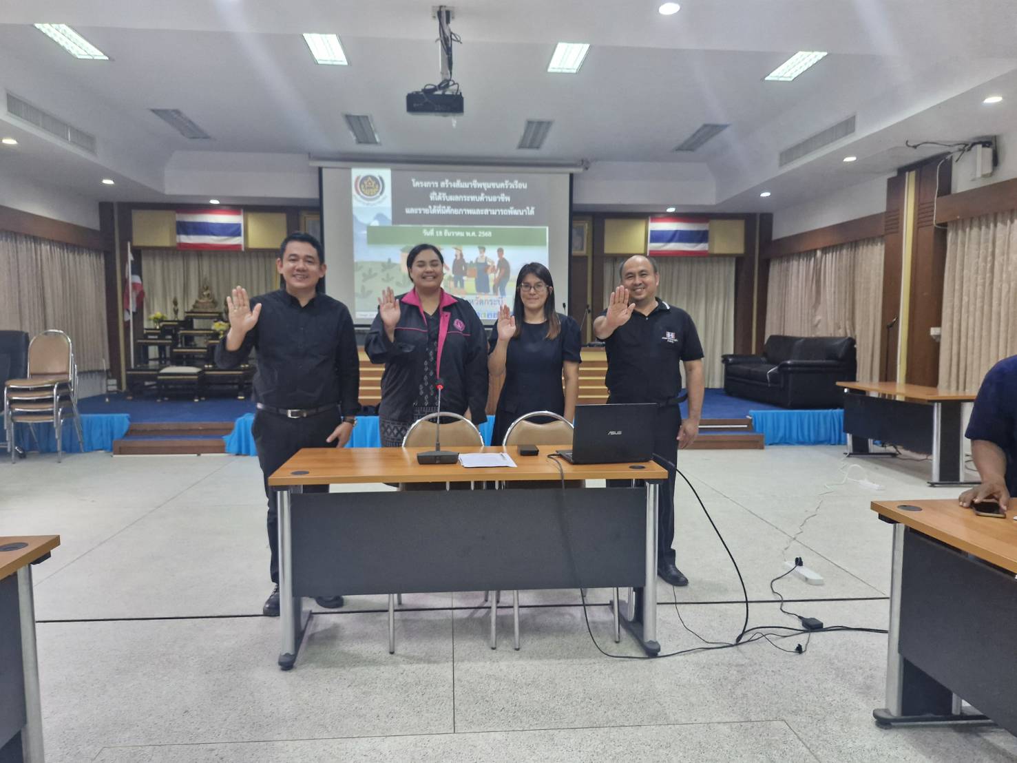 🌸🍃 " พช.ลำทับ ดำเนินโครงการสร้างสัมมาชีพชุมชนครัวเรือนที่ได้รับผลกระทบด้านอาชีพและรายได้ที่มีศักยภาพและสามารถพัฒนาได้ "