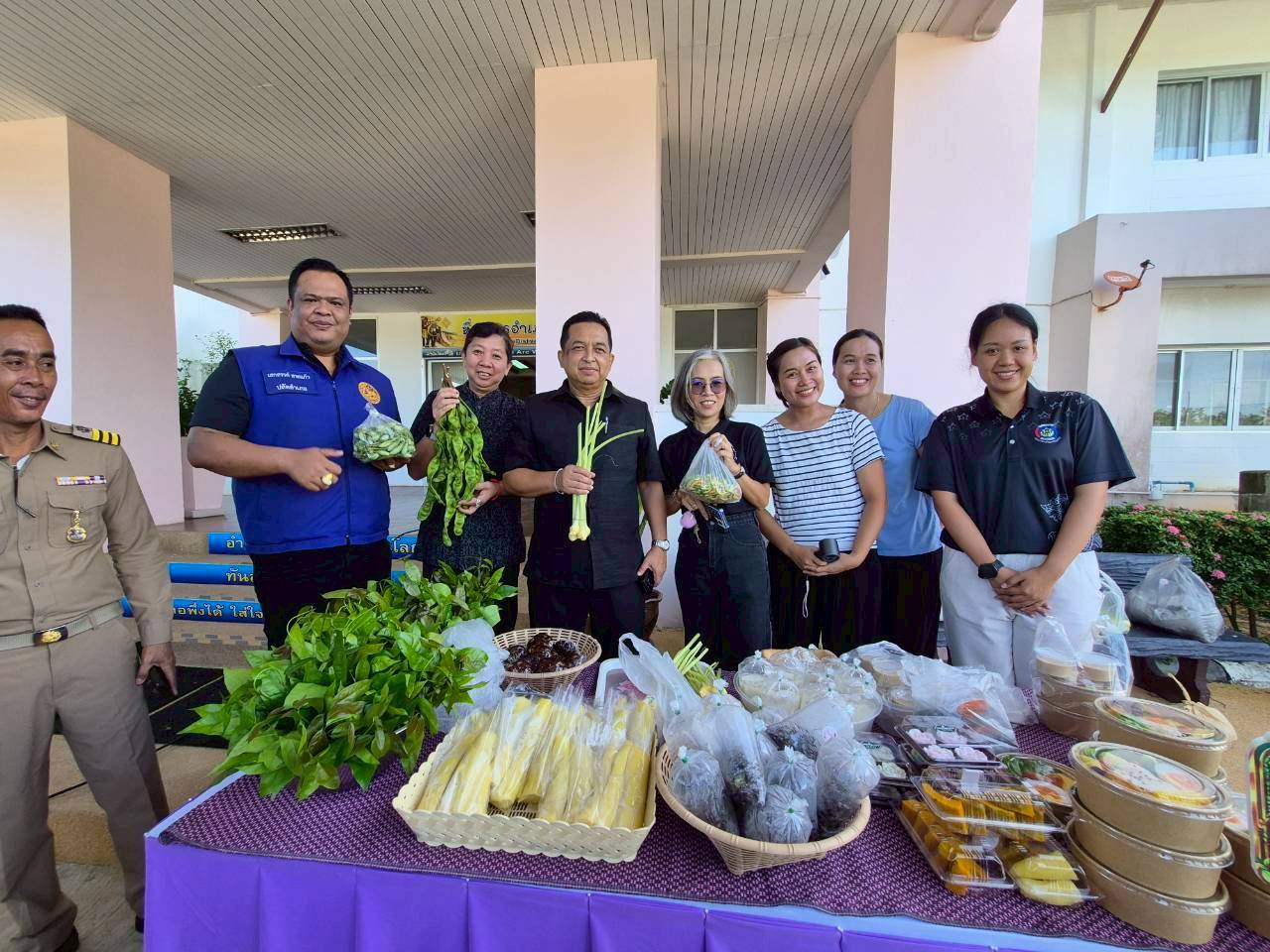 🎉พช.ลำทับ ผลักดันผู้ประกอบการ OTOP ครัวเรือนโคก หนอง นา ผู้นำ อช. กองทุนพัฒนาบทบาทสตรี เข้าร่วมจำหน่ายสินค้า ในกิจกรรม "ตลาดไทยช่วยไทย" 