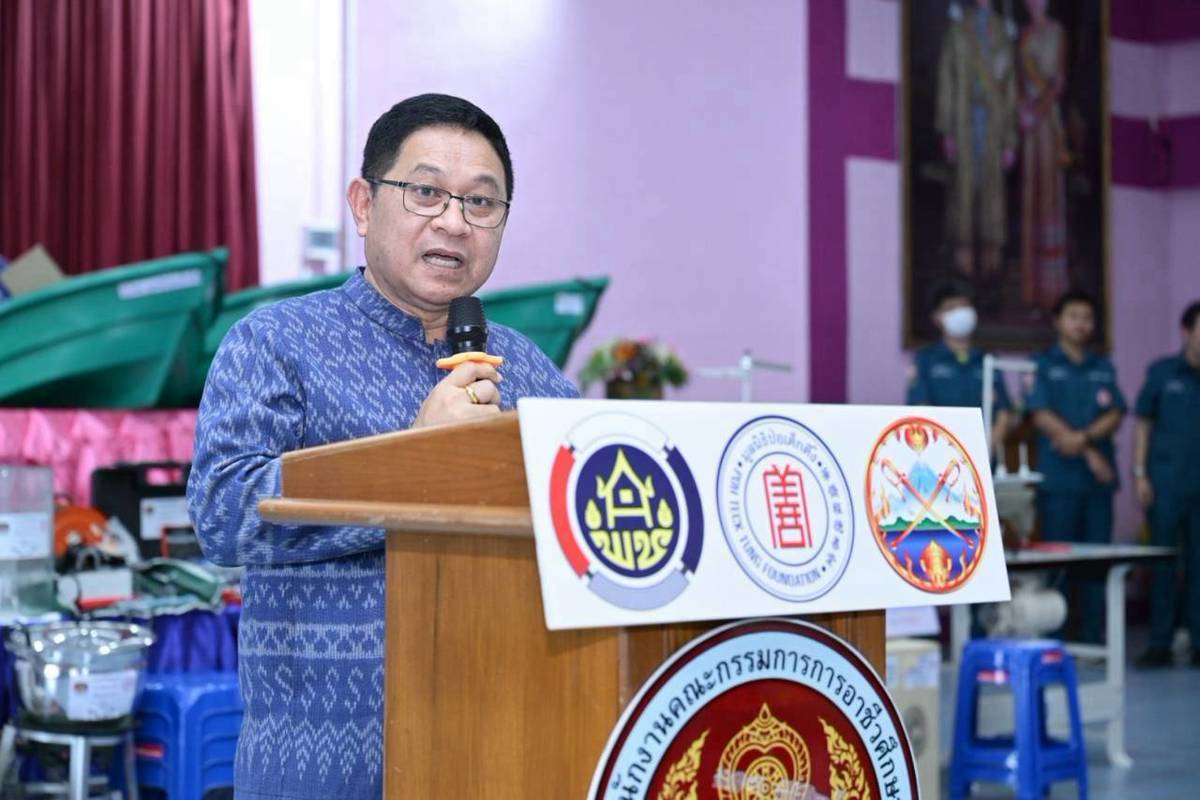 📣 พช.ลำทับ ร่วมพิธีมอบวัสดุอุปกรณ์ประกอบอาชีพแก่ครัวเรือนยากจน เดินหน้าแก้จนเชิงบูรณาการ สร้างอาชีพ สร้างรายได้ สู่การพึ่งพาตนเองอย่างยั่งยืน