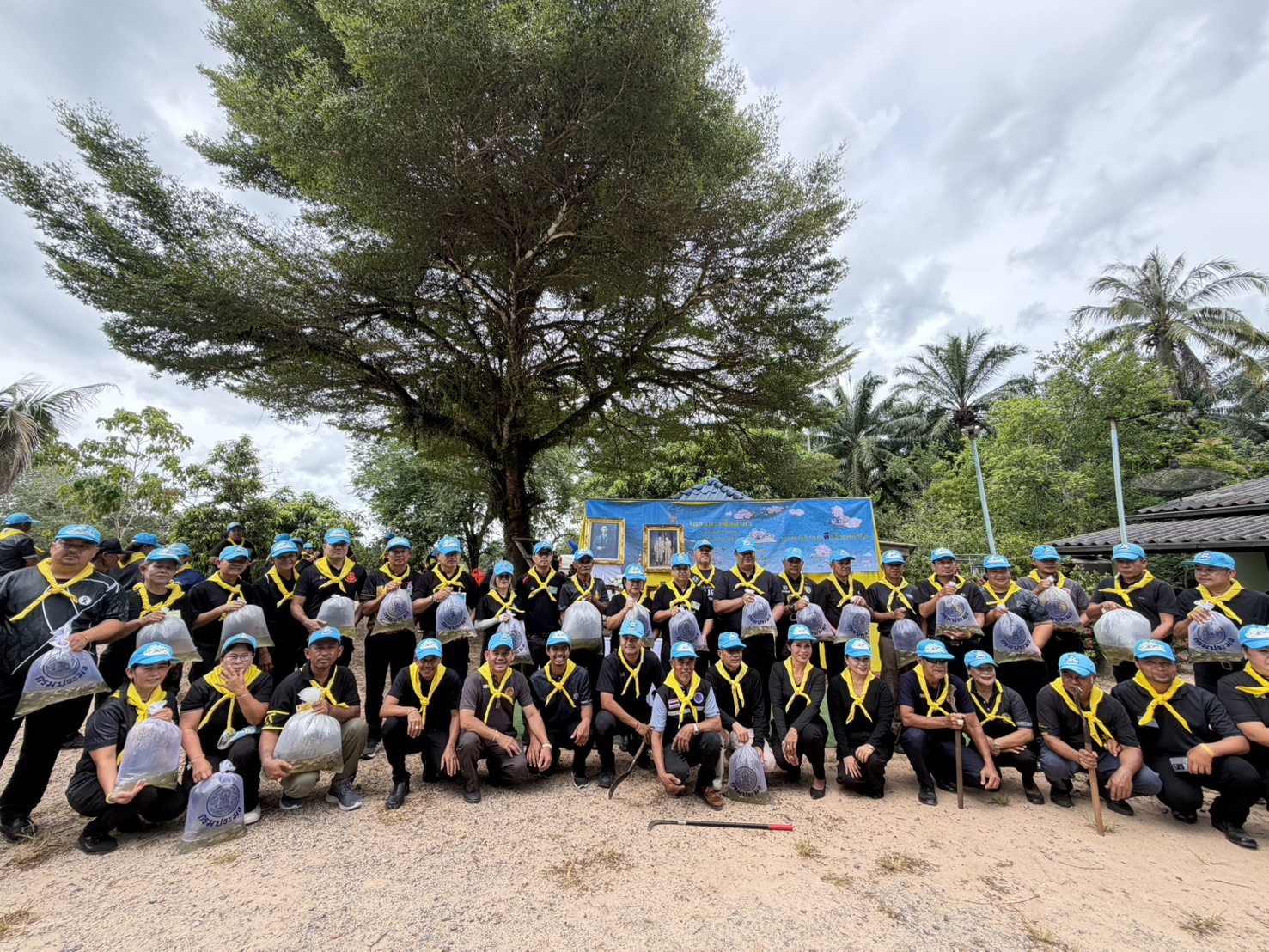💙 พช.ลำทับ ร่วมกิจกรรมจิตอาสาพัฒนา เนื่องในวันมหิดล วันคล้ายวันสวรรคตสมเด็จพระมหิตลาธิเบศร อดุลยเดชวิกรม พระบรมราชชนก