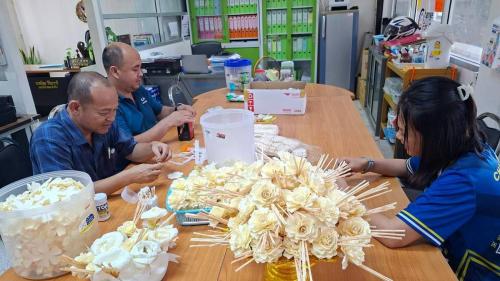 🐘พช.ลำทับ ร่วมจัดทำดอกไม้จันทน์ เพื่อใช้ในพิธีถวายดอกไม้จันทน์ของประชาชน งานพระราชพิธีถวายพระเพลิงพระบรมศพ สมเด็จพระนางเจ้าสิริกิติ์ พระบรมราชินีนาถ พระบรมราชชนนีพันปีหลวง
